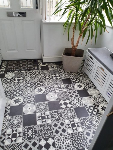 Black white spanish tile - black,